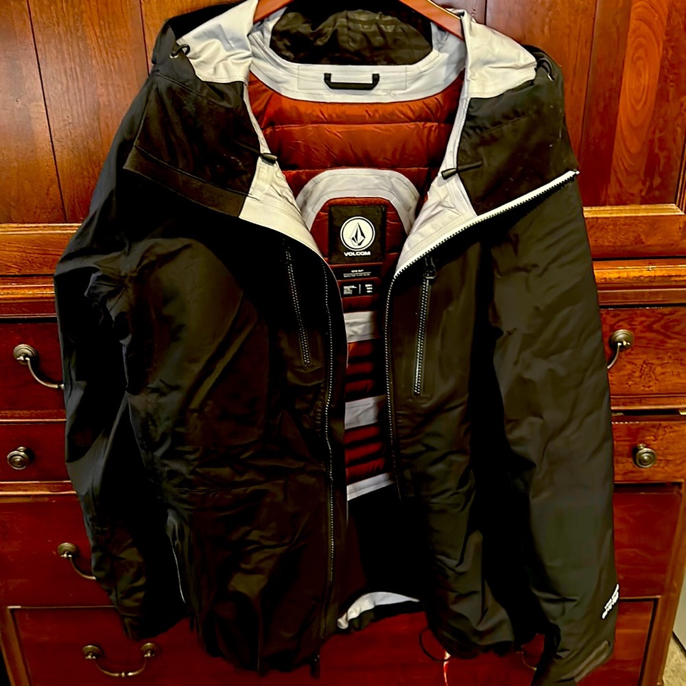 Men’s Large Volcom snowboarding/Ski jacket